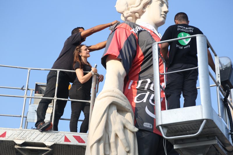 maillot géant OGC Nice Macron football apollon statue