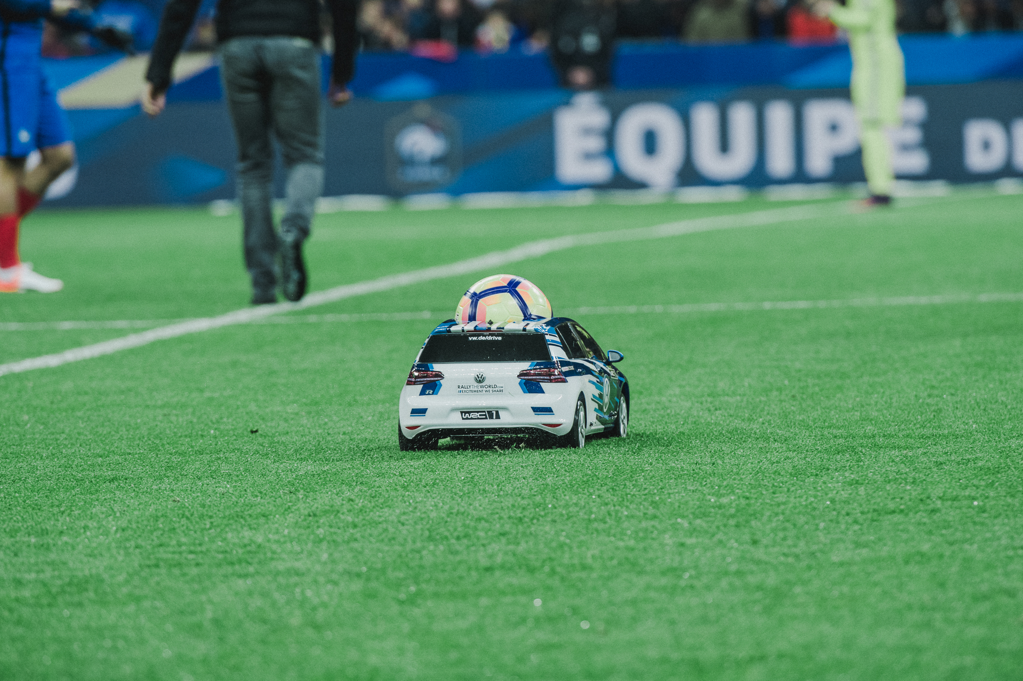 volkswagen-voiture-france-suede-football-ballon-du-match