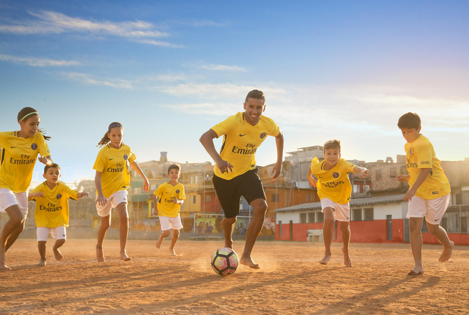 Nike et le PSG dévoilent officiellement le maillot jaune extérieur 2017-2018 - SportBuzzBusiness.fr