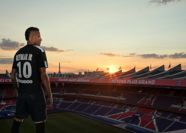 Le Paris Saint-Germain et Nike lancent le nouveau maillot 2023