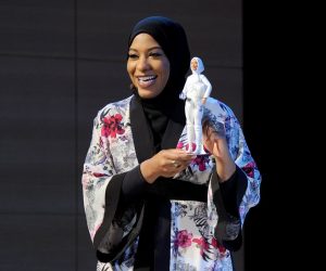 Mattel dévoile sa première Barbie arborant un hijab à l’effigie de l’escrimeuse américaine Ibtihaj Muhammad