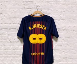 Le FC Barcelone et Nike lancent un maillot spécial « infini » en hommage à Andres Iniesta