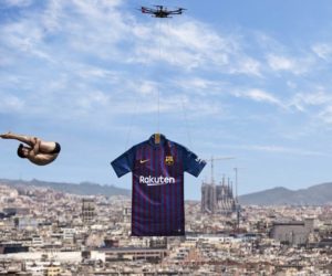 Le FC Barcelone et Nike dévoilent le nouveau maillot domicile 2018-2019 à la piscine Montjuic à l’aide d’un drone