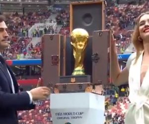 Natalia Vodianova et Iker Casillas dévoilent le Trophée de la Coupe du Monde 2018 dans sa malle Louis Vuitton