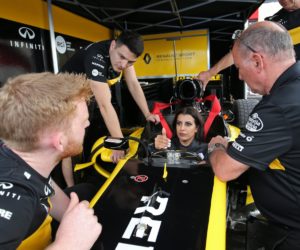 Une pilote saoudienne au volant d’une Formule 1 Renault à l’occasion du Grand Prix de France