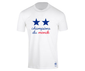 19,90€, le prix du t-shirt collector « Champions du Monde » 2 étoiles de l’Equipe de France porté sur les Champs Elysées par les joueurs