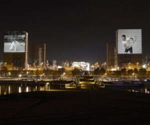 Lacoste célèbre la place de numéro 1 mondial de Djokovic avec une projection nocturne à Paris