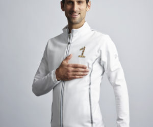Lacoste célèbre la place de numéro 1 mondial de Novak Djokovic avec une veste « crocodiles dorés »