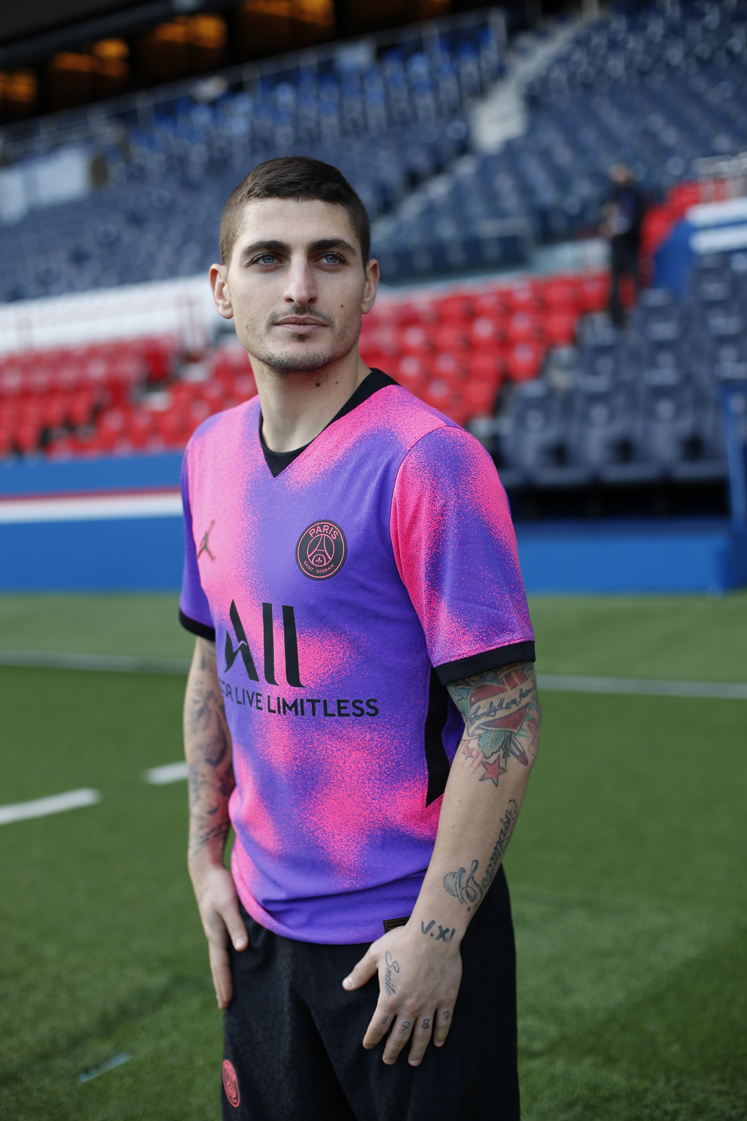 Le PSG dévoile son 4ème maillot rose-violet inspiré de la voie