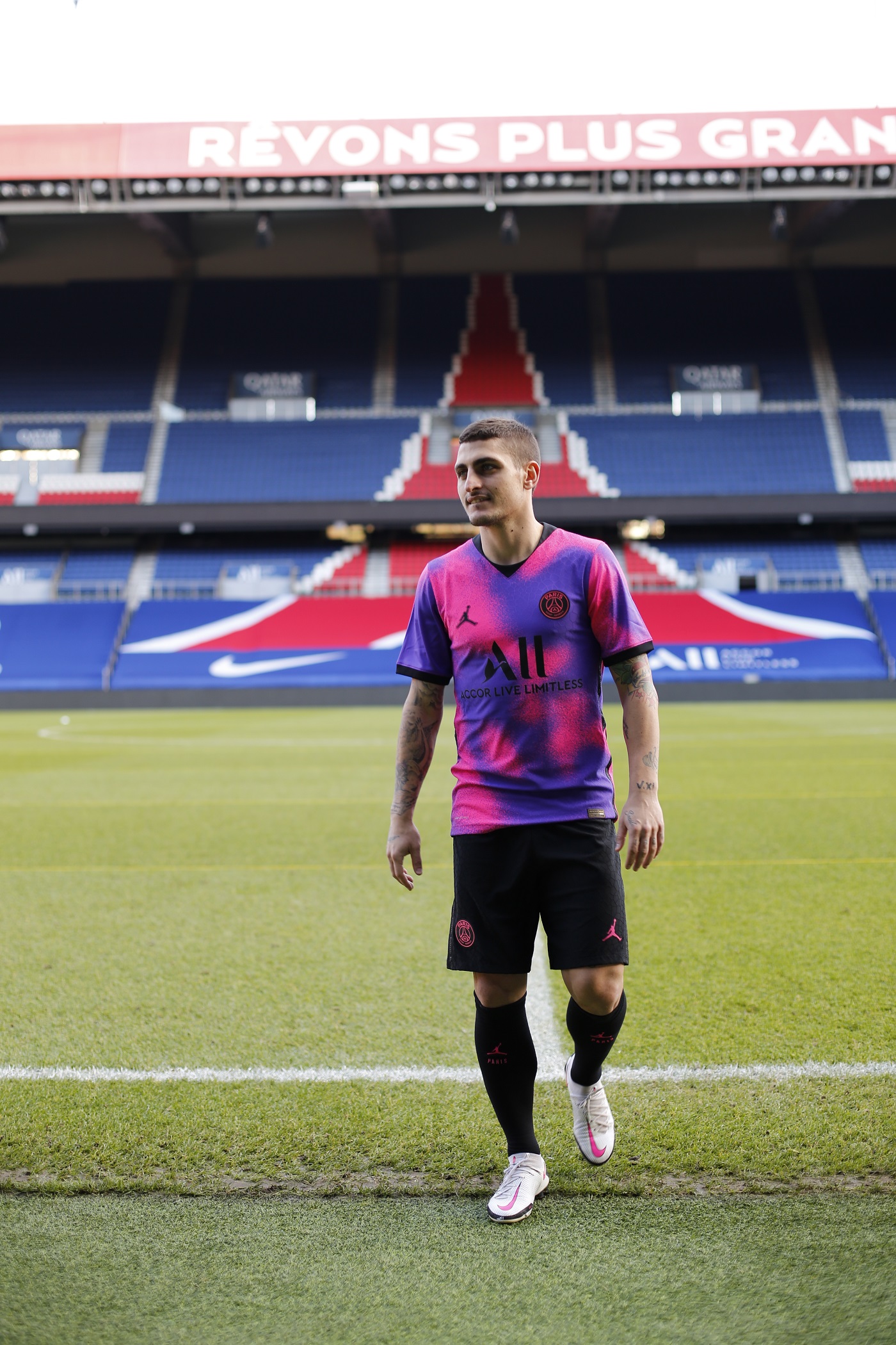 Le PSG dévoile son 4ème maillot "rose-violet" inspiré de ...