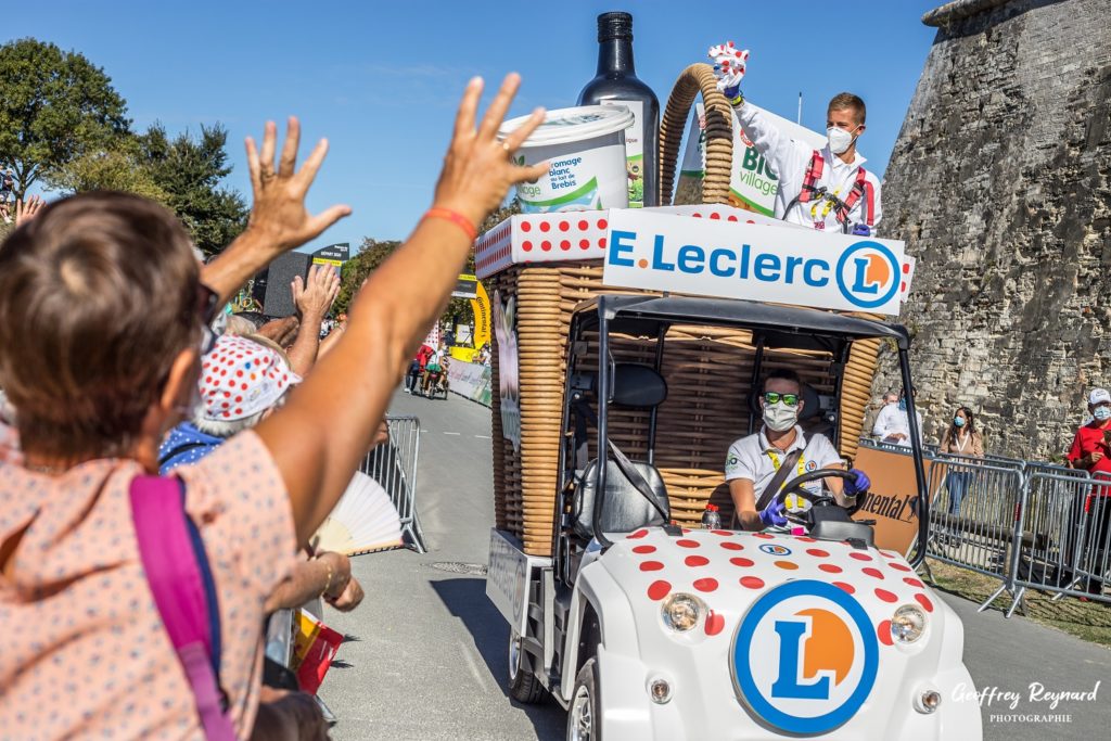 Flèche directionnelle caravane publicitaire tour de ance en ance