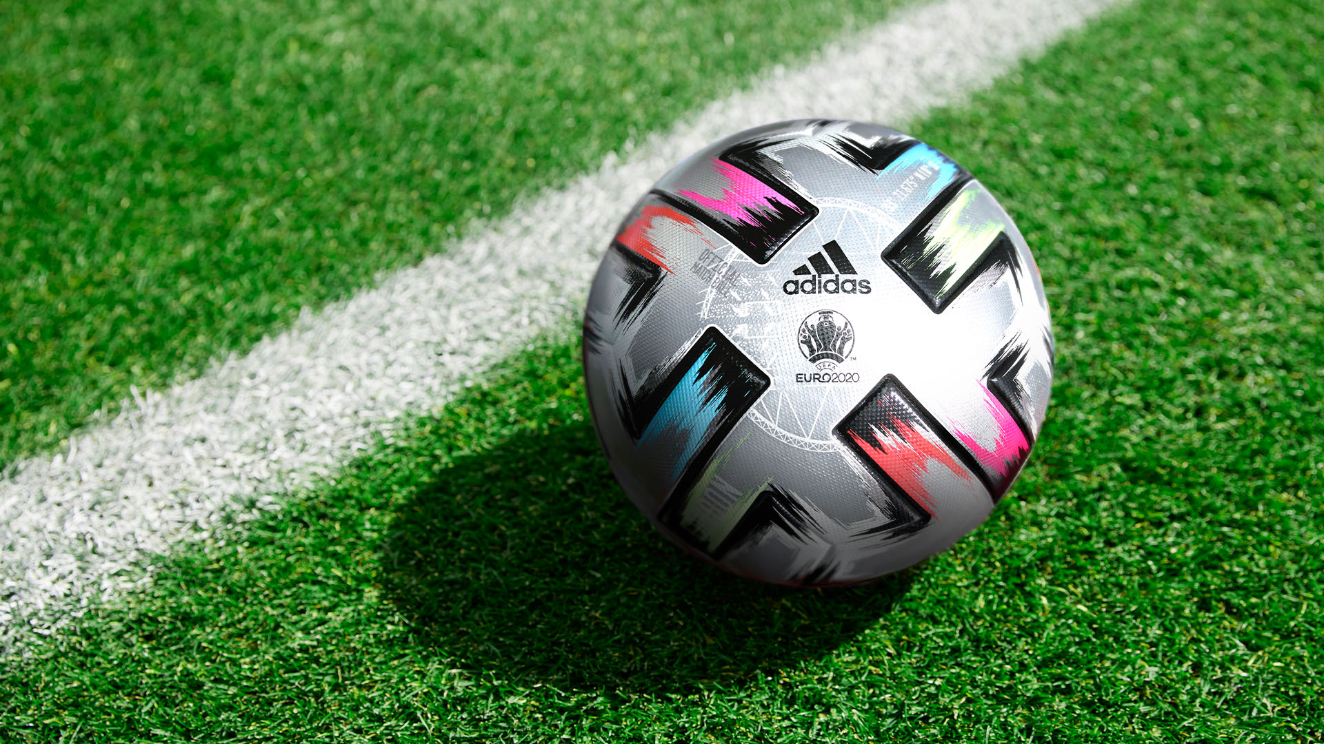 Football - adidas dévoile un nouveau ballon pour les 1/2 et la finale de l'UEFA  Euro 2020 