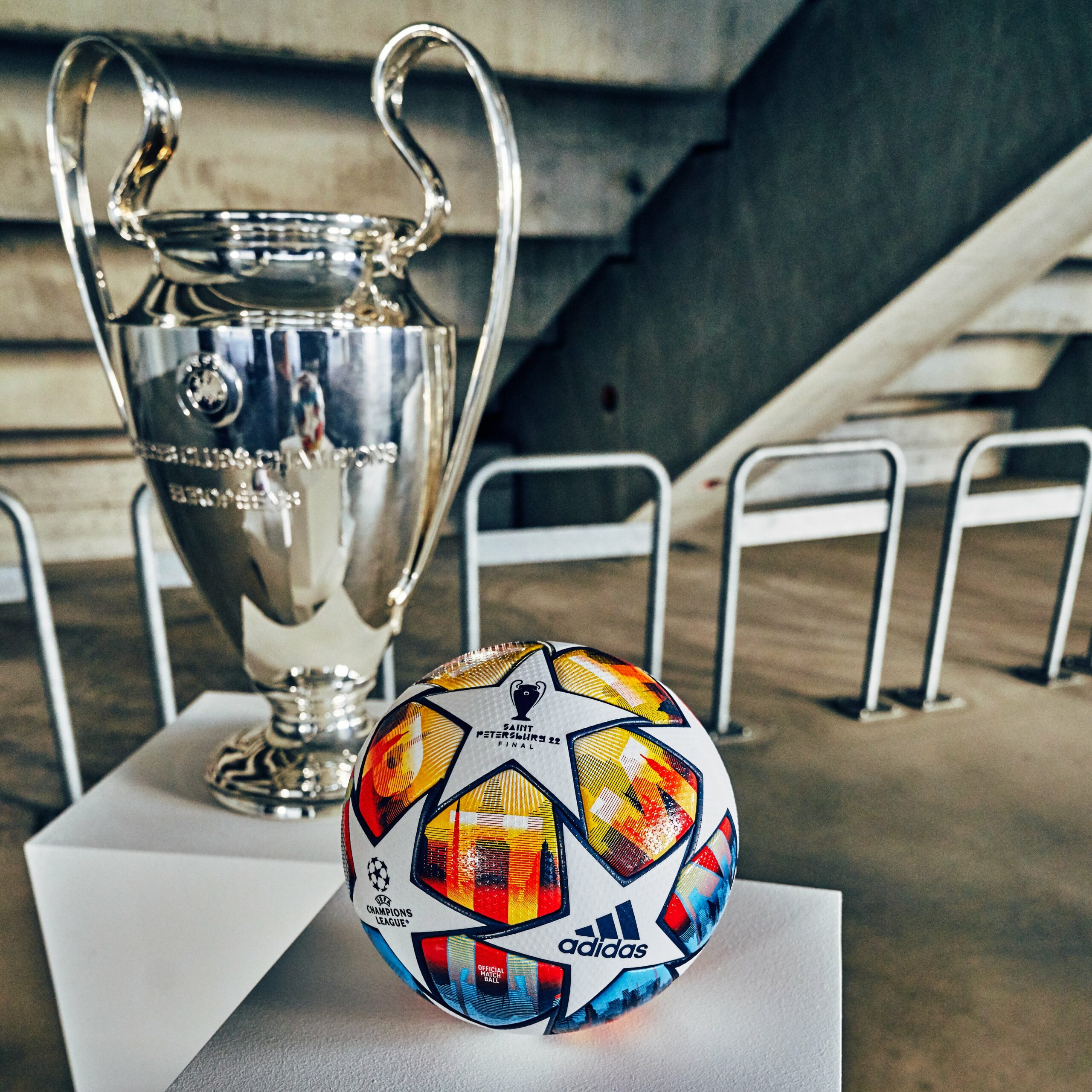 Paix»: l'UEFA dévoile le ballon de la finale de la Ligue des champions,  avec un message pour l'Ukraine (photo) - Le Soir