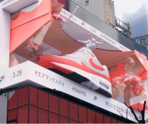 Nike fait la promotion du « Air Max Day 2022 » sur un écran publicitaire 3D à Tokyo (Japon)
