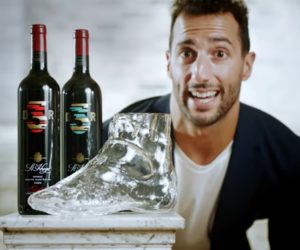 Les vins St Hugo lancent une carafe à décanter « Daniel Ricciardo » en forme de chaussure