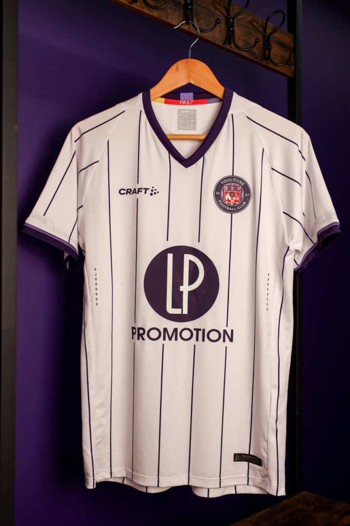 Le Toulouse FC dévoile son nouveau maillot domicile 20222023 conçu par