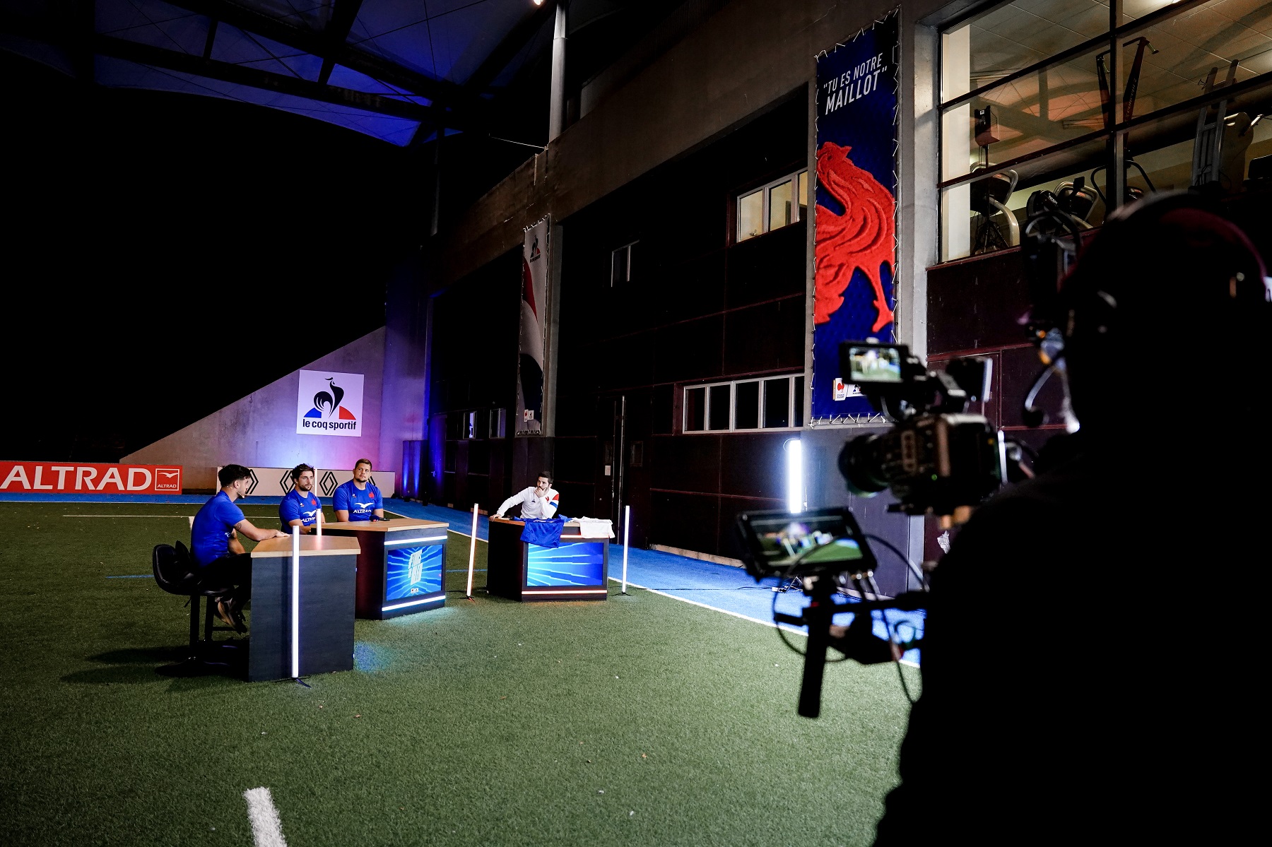 Rugby - Le XV de France dévoile ses nouveaux maillots 2022-2023 (le coq sportif) lors dun live Twitch