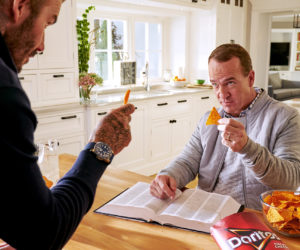 Football ou soccer ? David Beckham et Peyton Manning réunis dans une publicité « Frito-Lay » à l’occasion de la Coupe du Monde Qatar 2022
