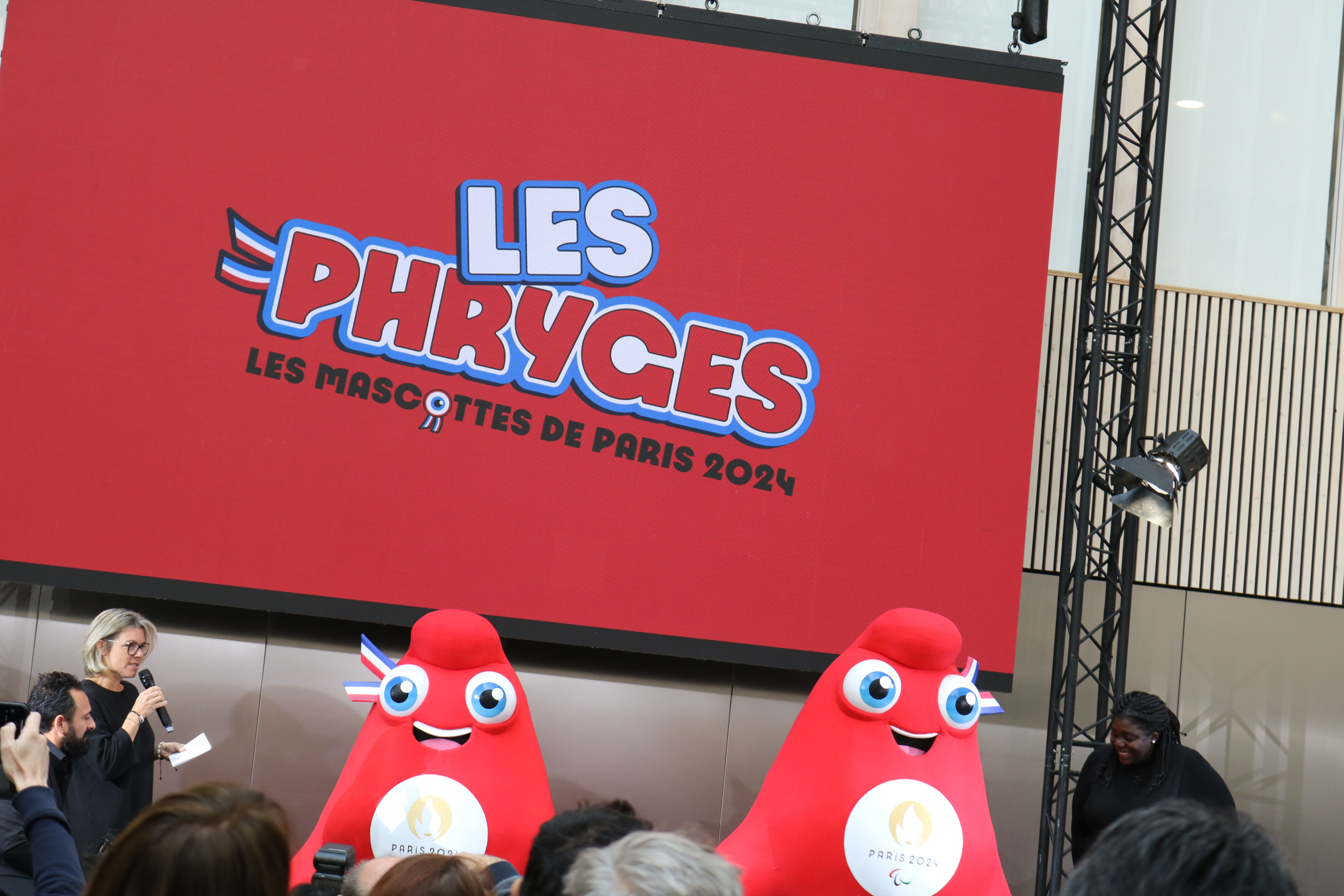 Paris 2024 dévoile ses Mascottes Officielles, Les Phryges, pour les Jeux  Olympiques et Paralympiques 