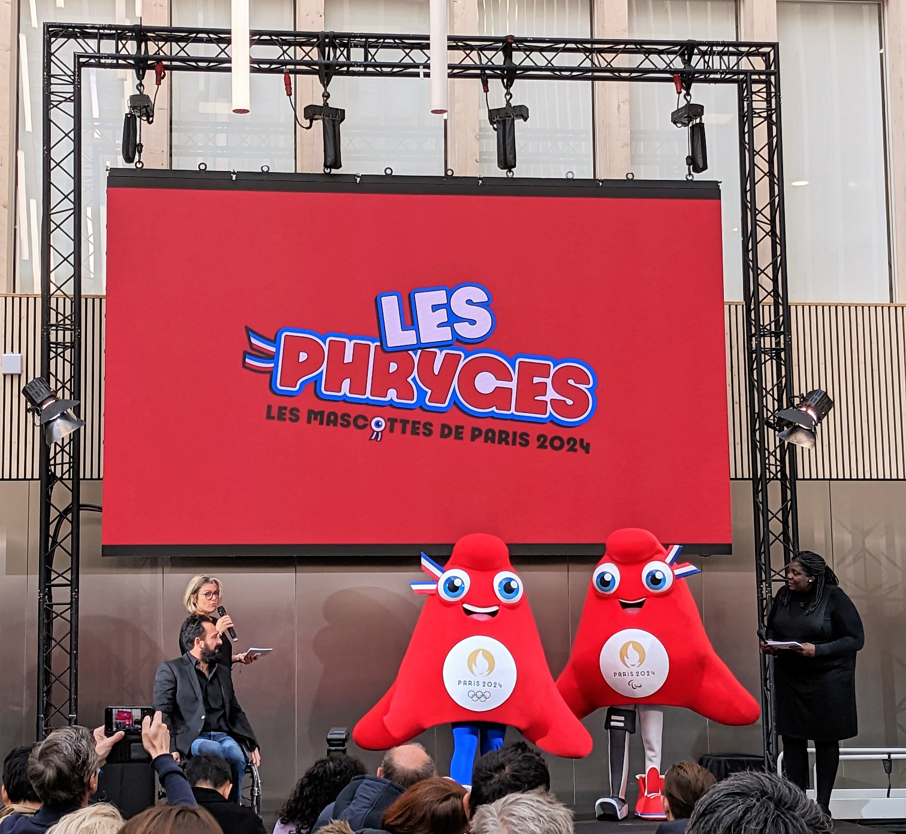 Paris 2024 dévoile ses Mascottes Officielles, Les Phryges, pour les Jeux  Olympiques et Paralympiques 