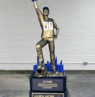 NFL – Captain Morgan récompense les fans de l’année avec des statues géantes (Fan of the Year)