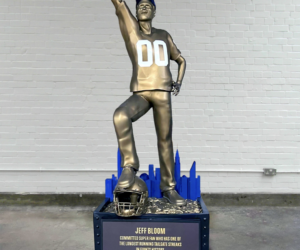 NFL – Captain Morgan récompense les fans de l’année avec des statues géantes (Fan of the Year)