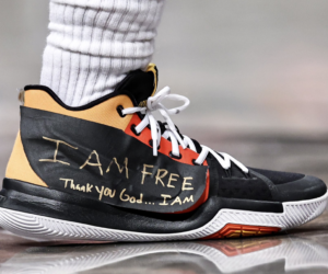 NBA – « Logo Here, I’m free… » Kyrie Irving cache le logo Nike de ses chaussures et fait passer le message