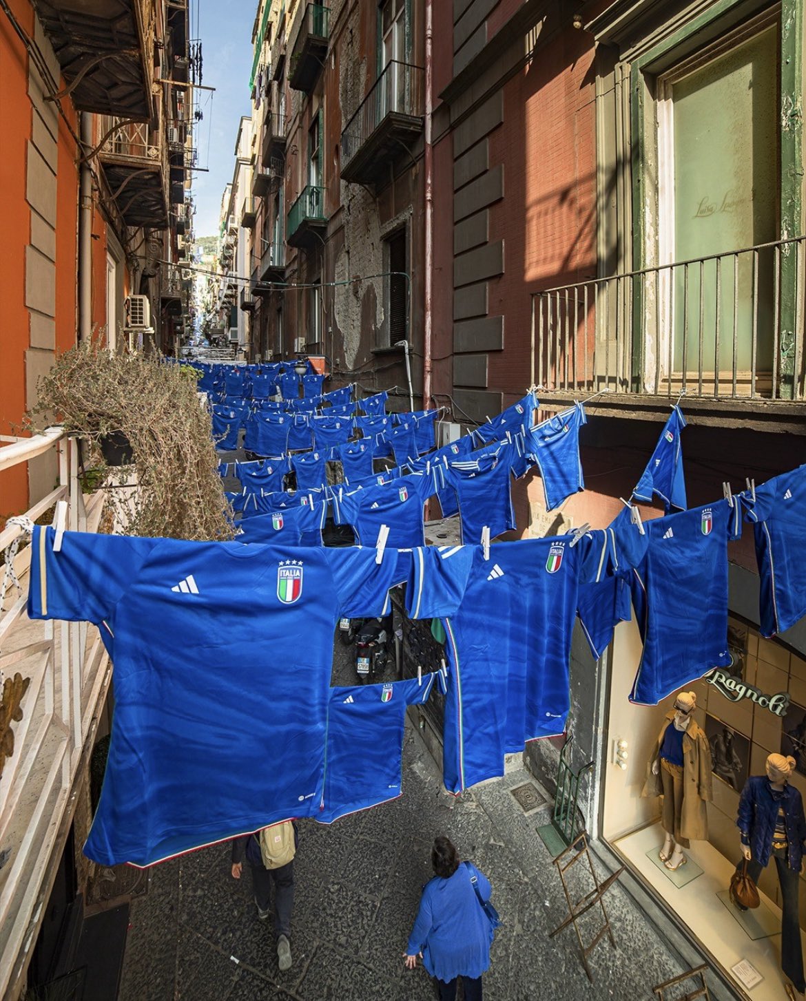Rinfrescante – Quando adidas scende in piazza a Napoli in vista di Italia-Inghilterra