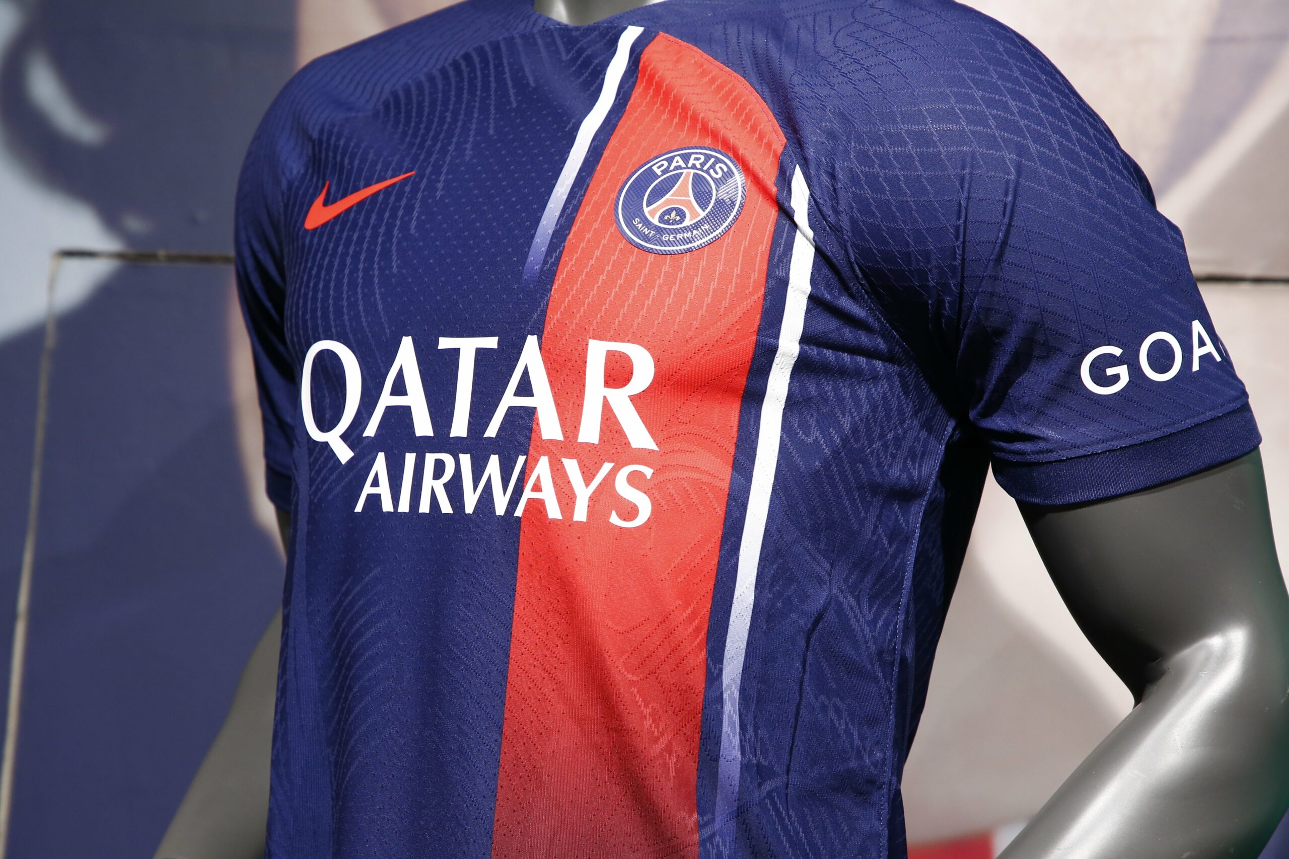 L'Olympique Lyonnais dévoile son maillot domicile pour la saison 2023-2024