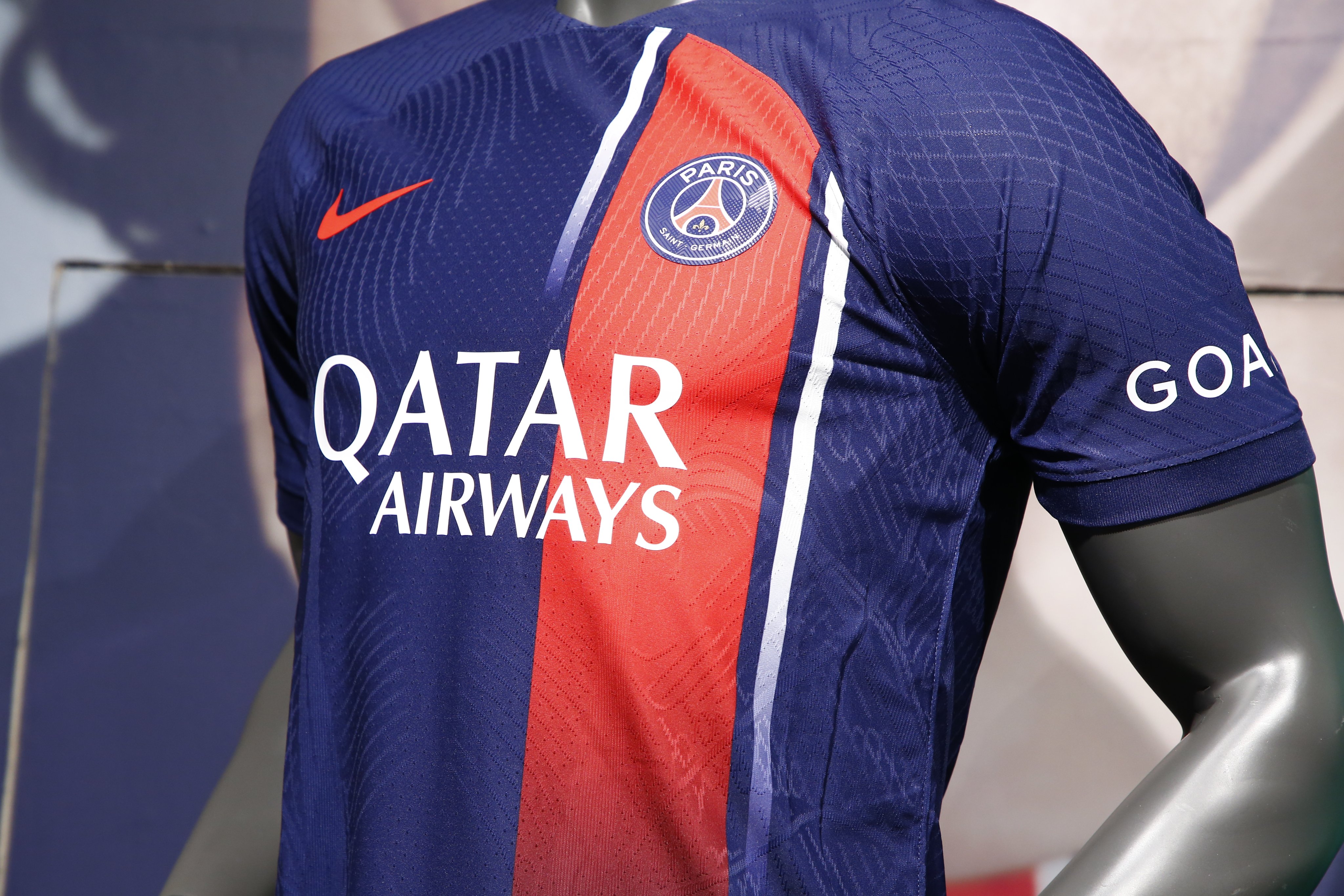 Le PSG dévoile son nouveau maillot domicile 2023-2024 conçu par