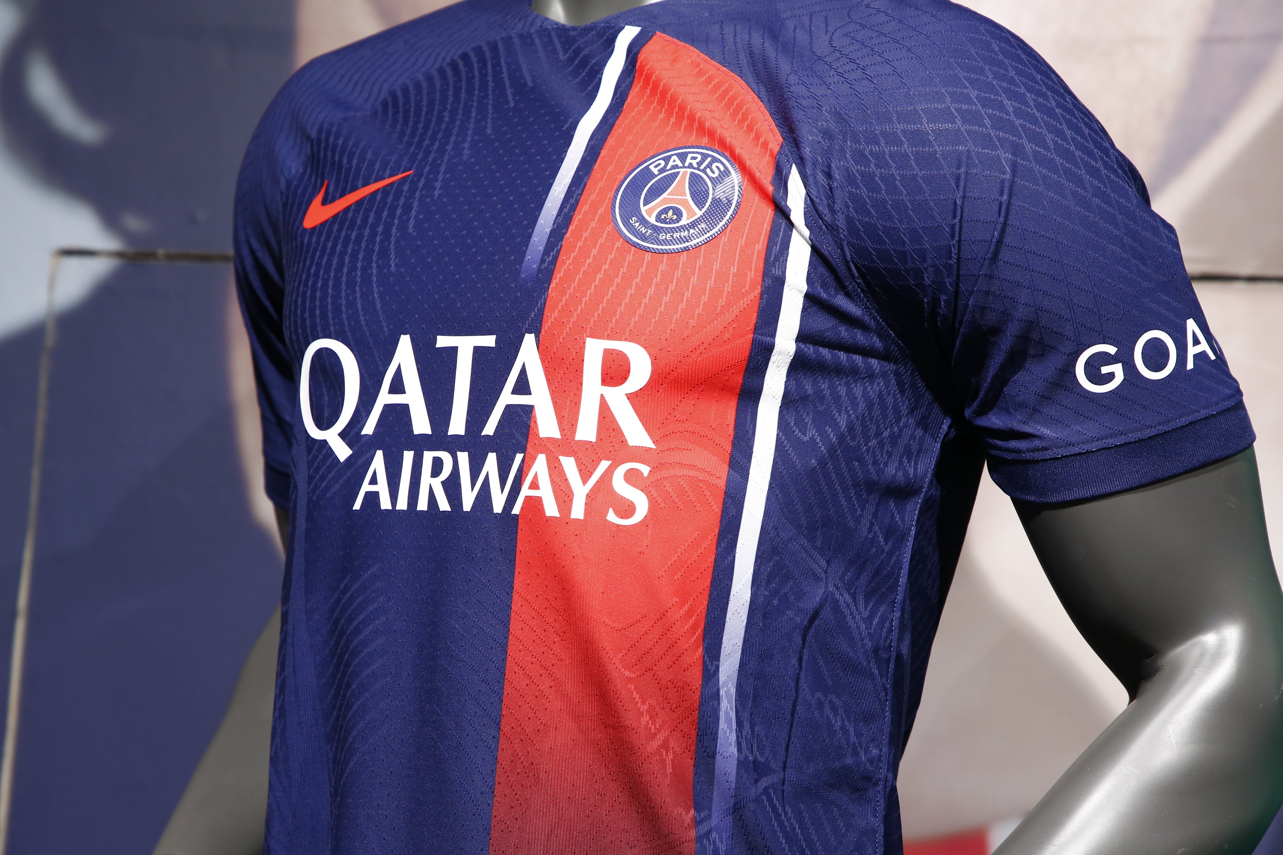 Le PSG dévoile son nouveau maillot domicile 2023-2024 conçu par Nike et met  en scène Mbappé, Messi, Neymar JR 