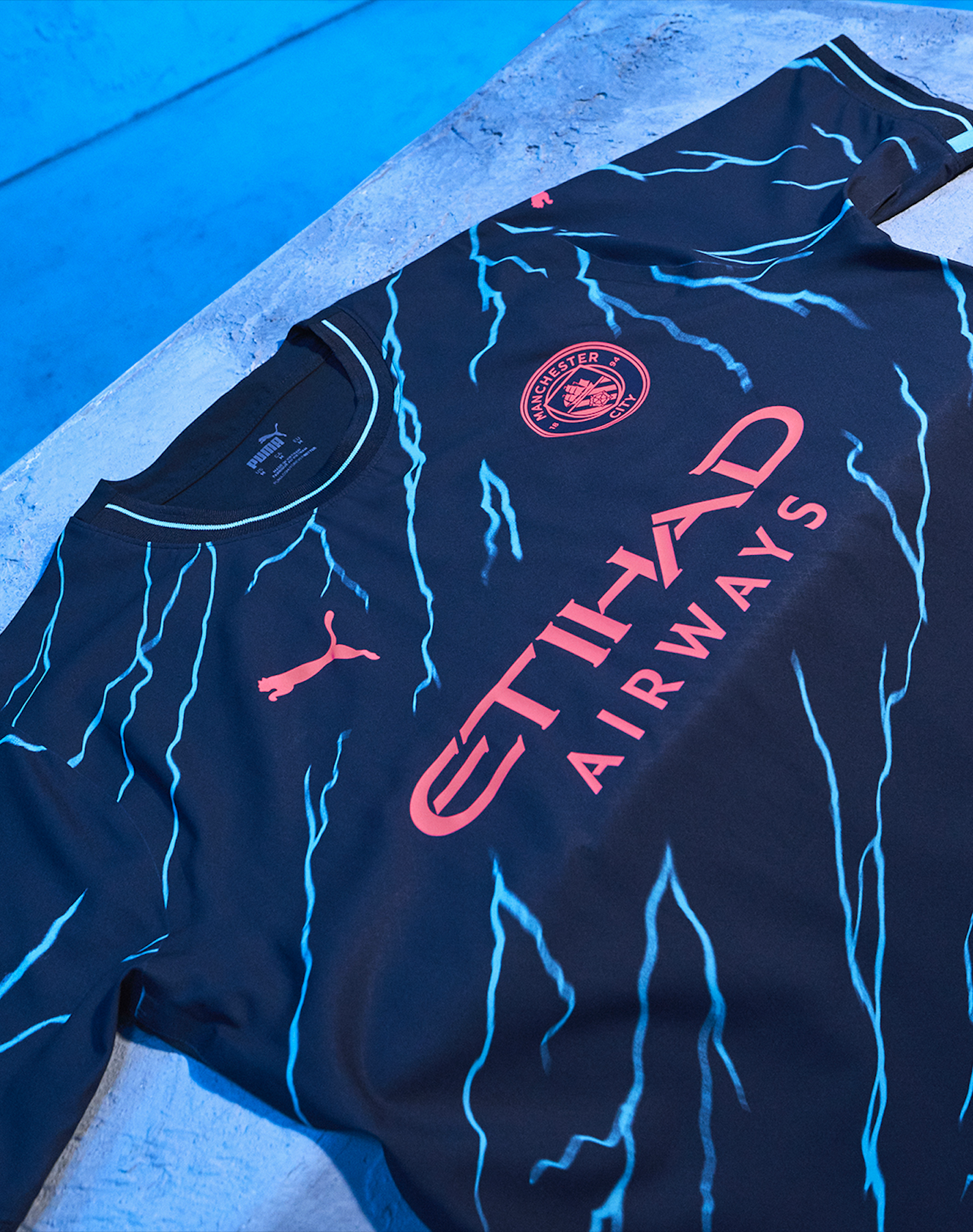 Puma dévoile le maillot third « électrique » de Manchester City pour la  saison 2023-2024 