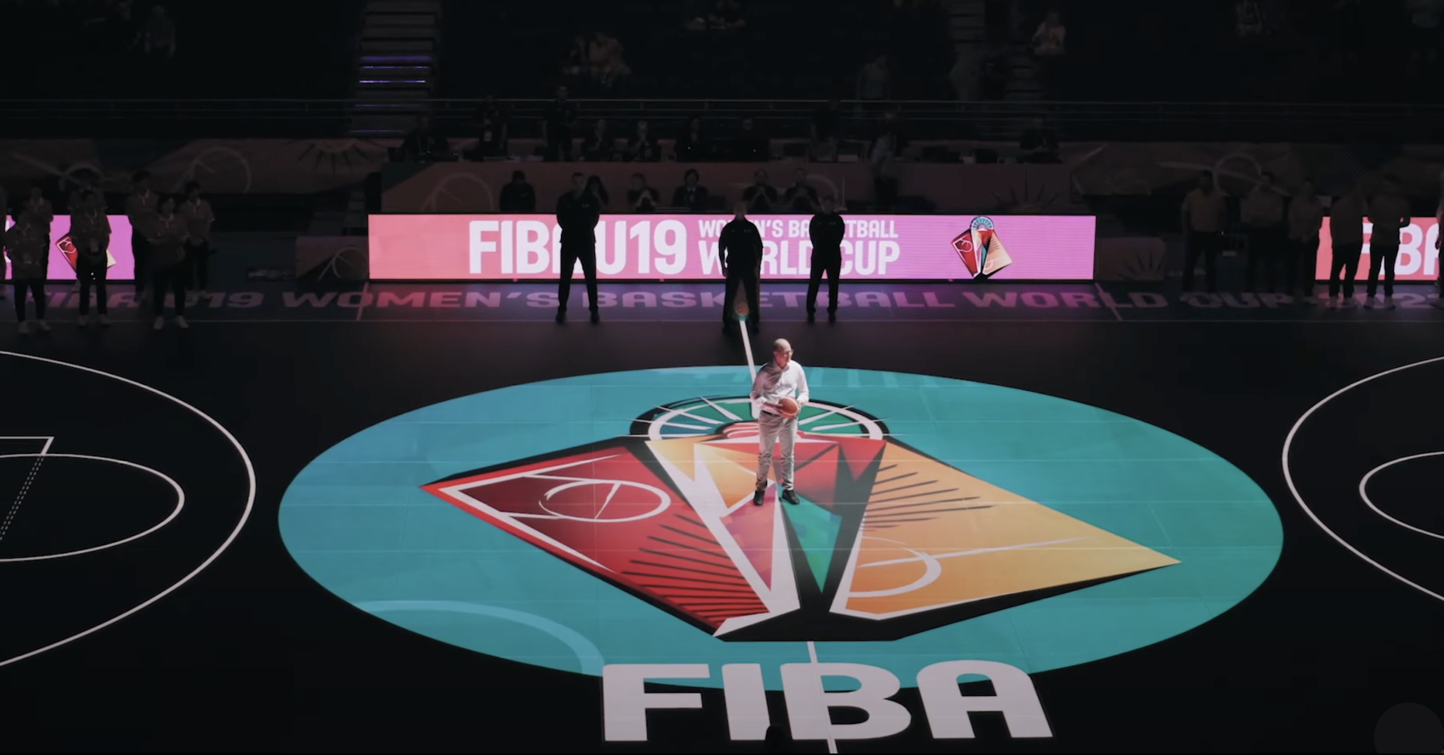 Baloncesto – FIBA ​​​​instala una cancha de vidrio LED (ASB GlassFloor) durante la Copa Mundial Femenina Sub-19 en España