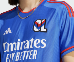 Un ancien logo de l’Olympique Lyonnais sur le nouveau maillot extérieur 2023-2024 conçu par adidas