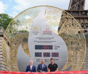 Paris 2024 : OMEGA installe un compte à rebours avant le début des Jeux Olympiques à proximité de la Tour Eiffel