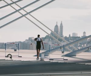A 1 an des JO de Paris 2024, la marque Redbull fait courir l’athlète français Sasha Zhoya sur le toit du Stade de France
