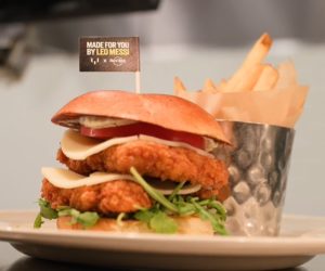 Avant son arrivée en MLS, Hard Rock Cafe dévoile le nouveau burger « Messi Chicken Sandwich »