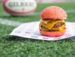 Le Stade Français Paris dévoile son burger avec le restaurant « Père & Fils » du chef Yannick Alléno