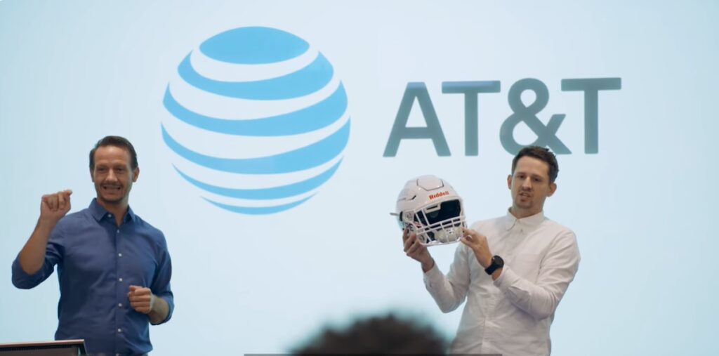 AT&T présente un casque de football américain connecté 5G équipé d'un