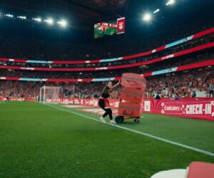 Activation – Emirates organise une course de bagages dans le stade du Benfica Lisbonne (« Check-in run »)