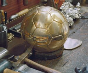 Qui fabrique le trophée du Ballon d’Or ?