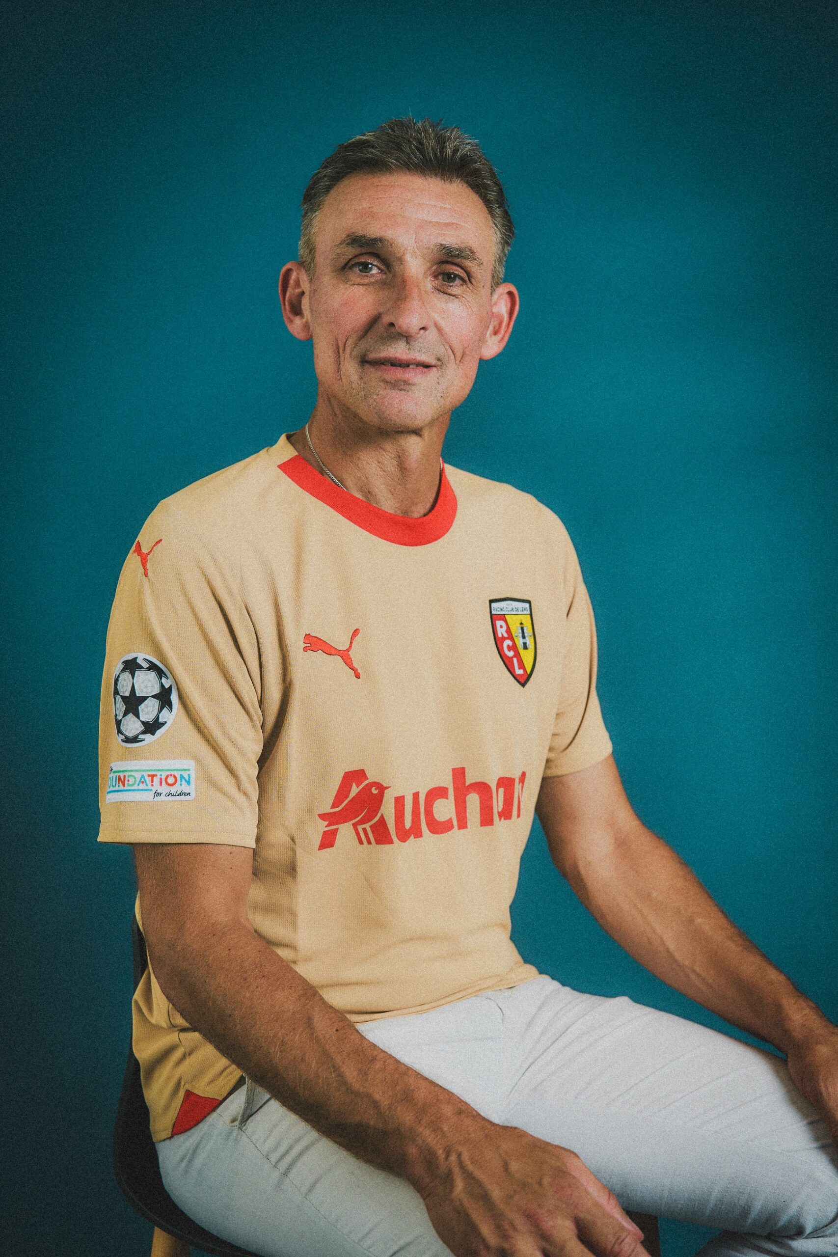 Le RC Lens dévoile son maillot doré spécifique pour l'UEFA