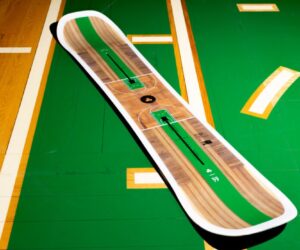 La marque Burton dévoile un snowboard fabriqué avec le parquet des Boston Celtics