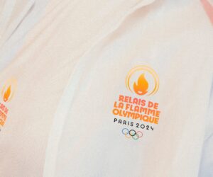 Paris 2024 : Virginie Sainte-Rose (Décathlon) nous détaille les uniformes des porteurs de la Flamme Olympique