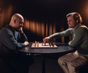 Puma réunit deux génies de la tactique, Pep Guardiola et Magnus Carlsen, autour d’une partie d’échecs