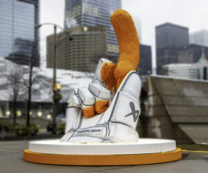 Activation – Cheetos installe une drôle de statue à Toronto pour le NHL All Star Game 2024
