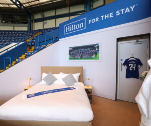 Chelsea FC : Hilton installe une chambre d’hôtel à Stamford Bridge