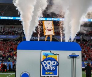 Activation – La marque de biscuits Pop-Tarts fait griller sa mascotte comestible en direct lors d’un match de College Football