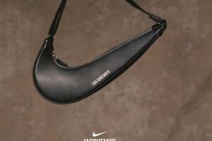 Nike et la marque française Jacquemus dévoilent un sac virgule (swoosh bag) vendu au prix de 420 euros