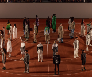 Lacoste rend hommage à son fondateur avec un défilé à Roland-Garros pendant la Fashion Week 2024 de Paris